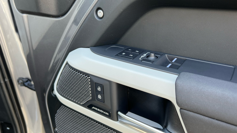 Land Rover Defender 3.0 D250 X-Dynamic SE 90 3dr Auto Diesel Estate